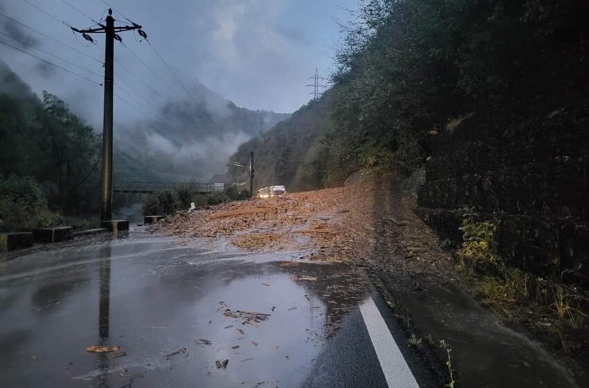  Atenție ❗️ Blocaj pe DN 7 în zona localității Brezoi din cauza unei viituri