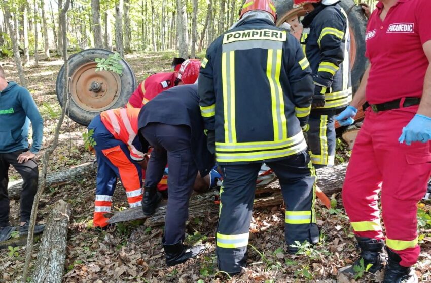  Intervenție ISU pentru salvarea unui bărbat prins sub tractor în comuna Stejari