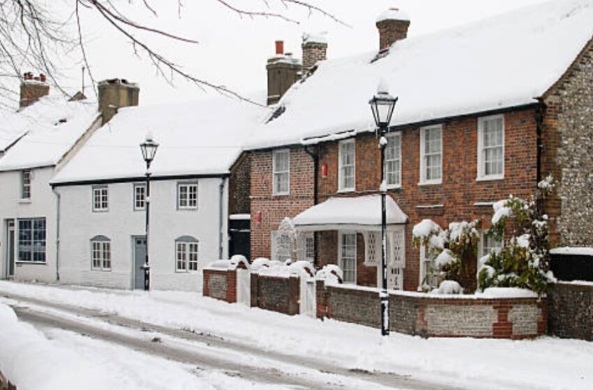  Românii care locuiesc la curte riscă amenzi de până la 2.500 de lei dacă nu respectă obligațiile legale pe timpul iernii