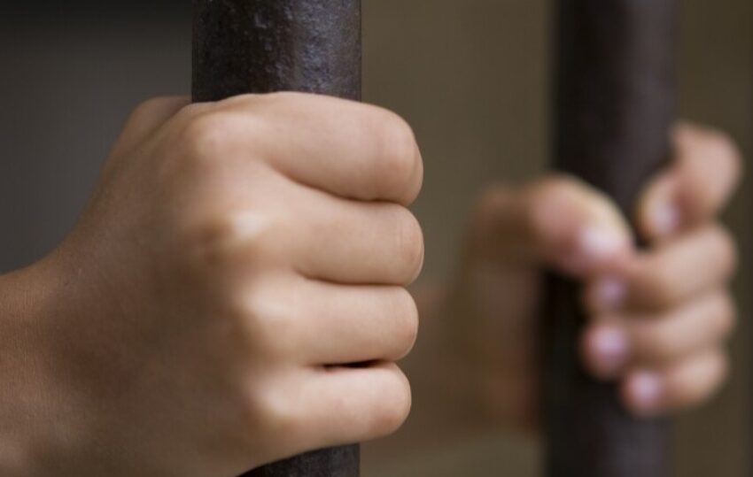  Tânăr ținut închis de părinți într-un grilaj metalic, descoperit de polițiști în comuna Schela